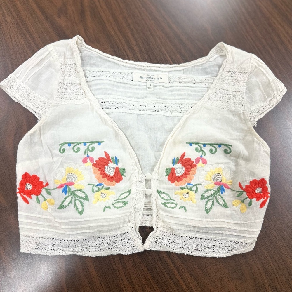 Abercrombie & Fitch White Cropped Embroidered Floral Blouse
